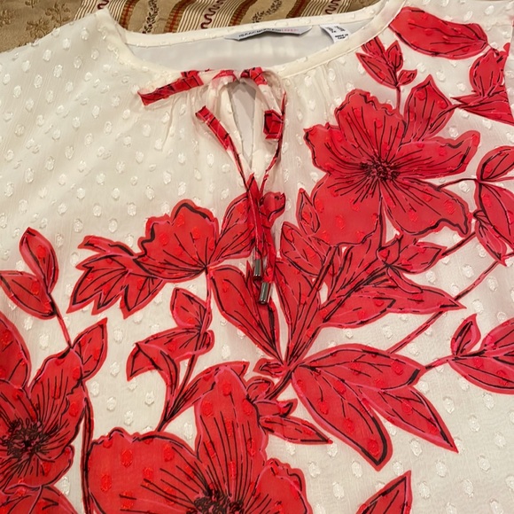 NWOT Isaac Mizrahi top, polyester, red floral on white Swiss, 12 - Picture 4 of 10